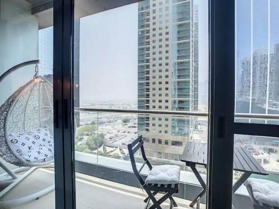 Luxury Modern Studio In Jlt With Amazing View & Rooftop Pool - Sleeps 3 Dubai Exterior foto